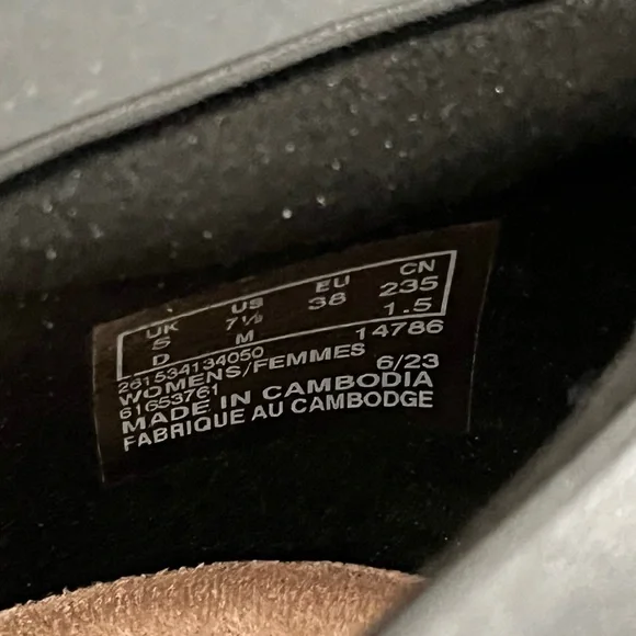 Clarks Women's Black Patent Toe Heels leather on back end of shoes - Picture 5 of 7